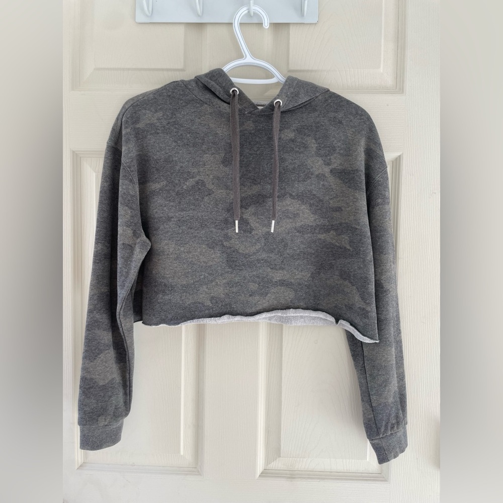 Bluenotes Green Gray Camo Cropped Sweater